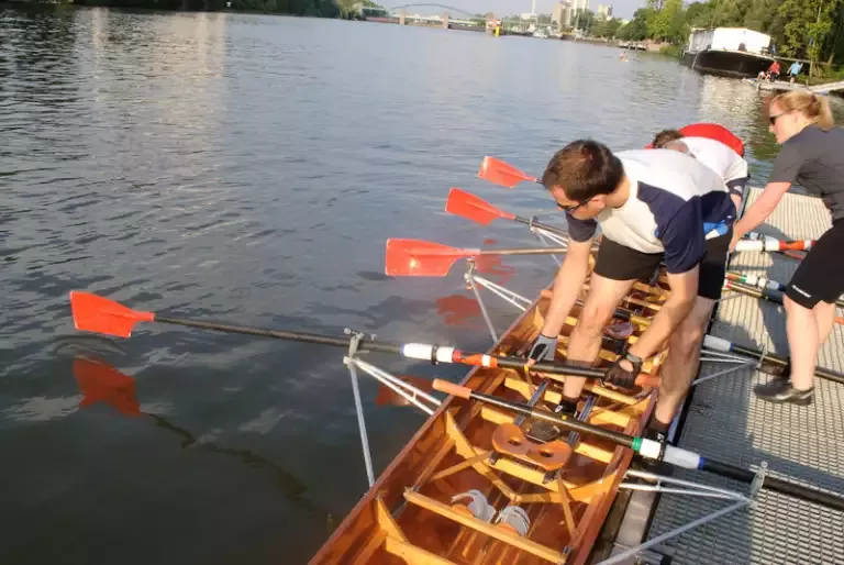 Ruderkurs-Teilnehmer beim ersten Einstieg ins Boot