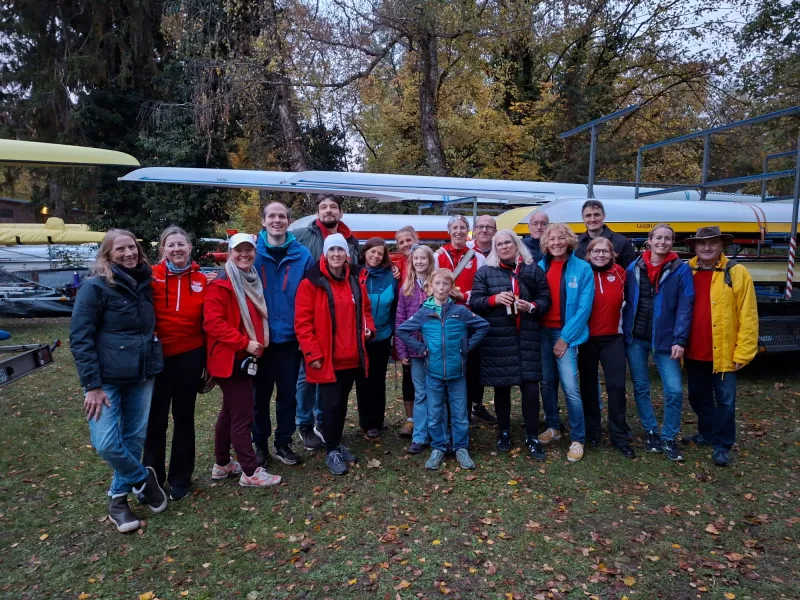 Gruppenbild der FRGS-Mannschaften vor den Bootshängern auf dem Sattelplatz