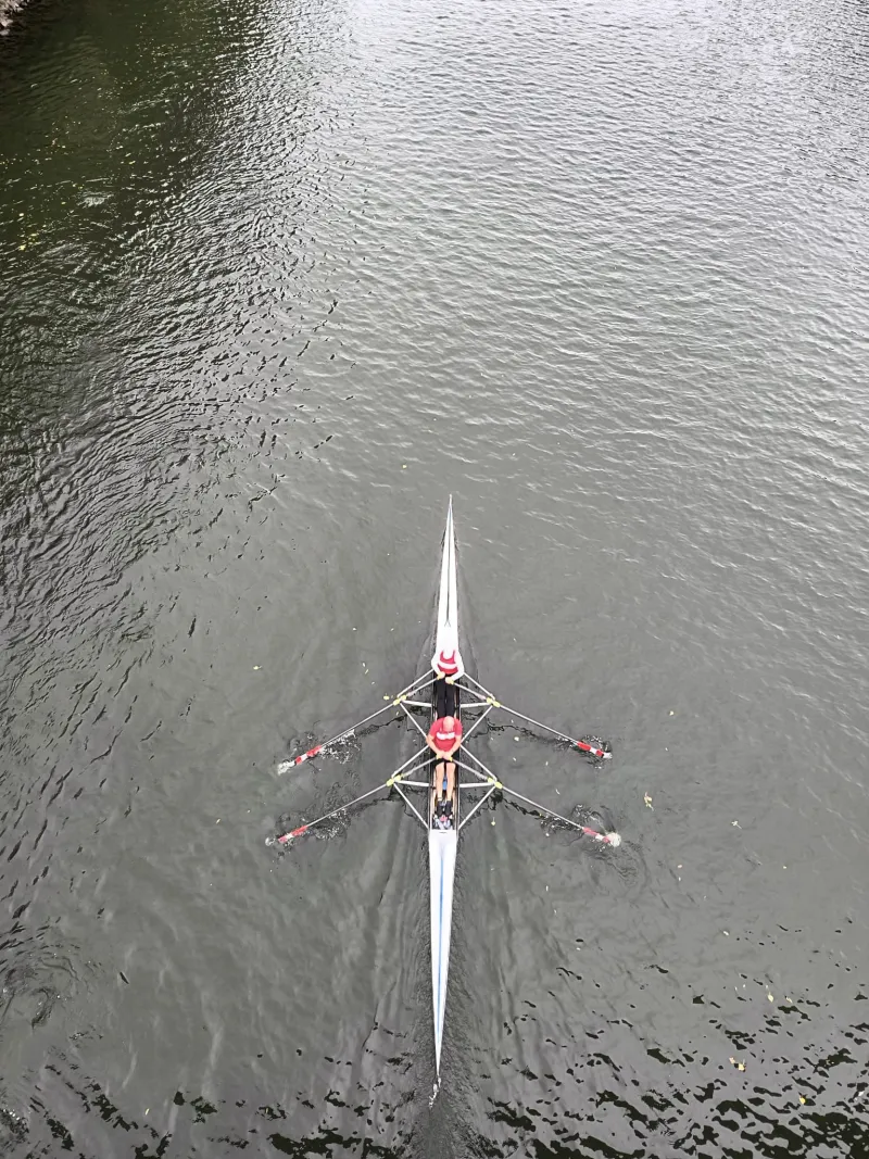 Ein Doppelzweier von der Brücke aus gesehen