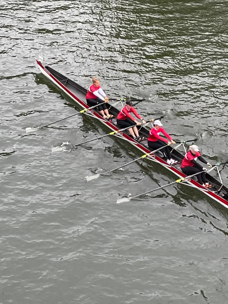 Der Frauen-Doppelvierer von der Brücke aus gesehen