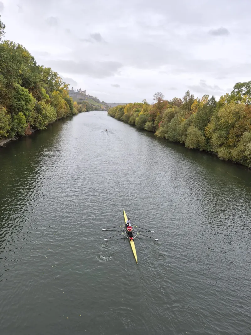 Doppelzweier auf dem Main, im Hintergrund die Festung Marienberg