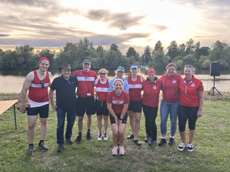 Die FRGS-Mannschaft mit Trainer und Fans am Mainufer in Großauheim im Abendlicht