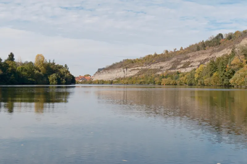 Der Main vor Karlstadt mit den steilen Hängen und Felsen am Ufer