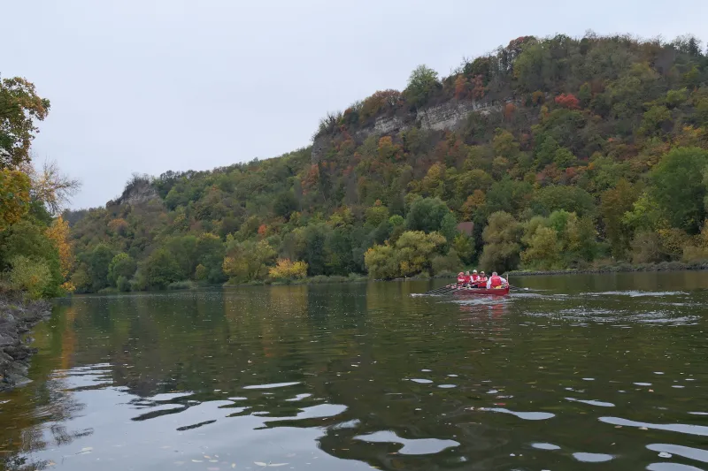 Das Ruderboot vor den Muschelkalkfelsen am Mainufer