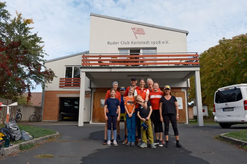Gruppenbild der FRGS-Ruderer und Radfahrer vor dem Bootshaus des Ruder-Clubs Karlstadt 1928