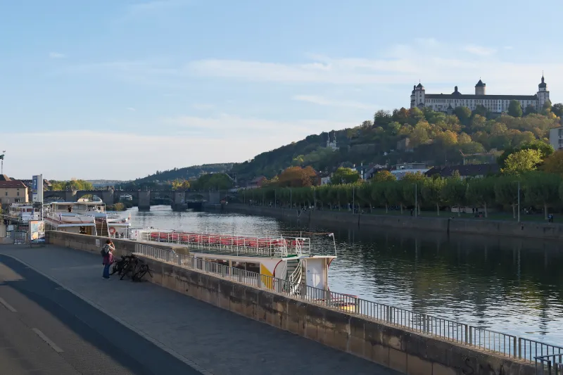Würzburger Mainufer mit Ausflugsschiffen, Alter Mainbrücke und Festung Marienberg