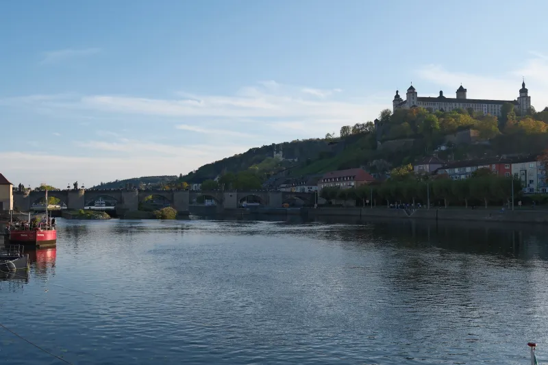 Blick über den Main auf die Alte Mainbrücke und die Festung Marienberg in Würzburg