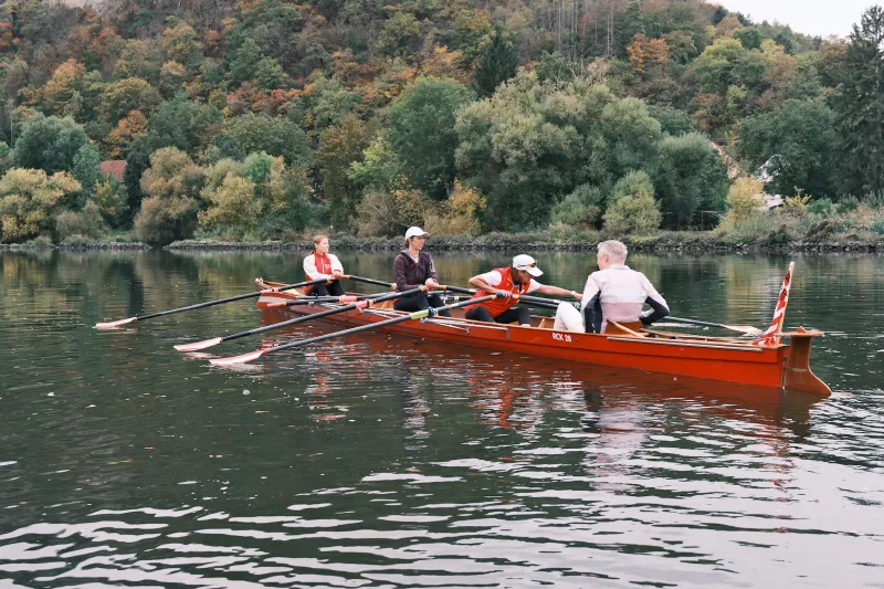 Die Mannschaft richtet sich im Doppelvierer RCK 28 auf dem Main bei Karlstadt ein