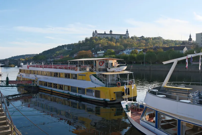 Ausflugsschiffe am Würzburger Anleger, im Hintergrund die Festung Marienberg
