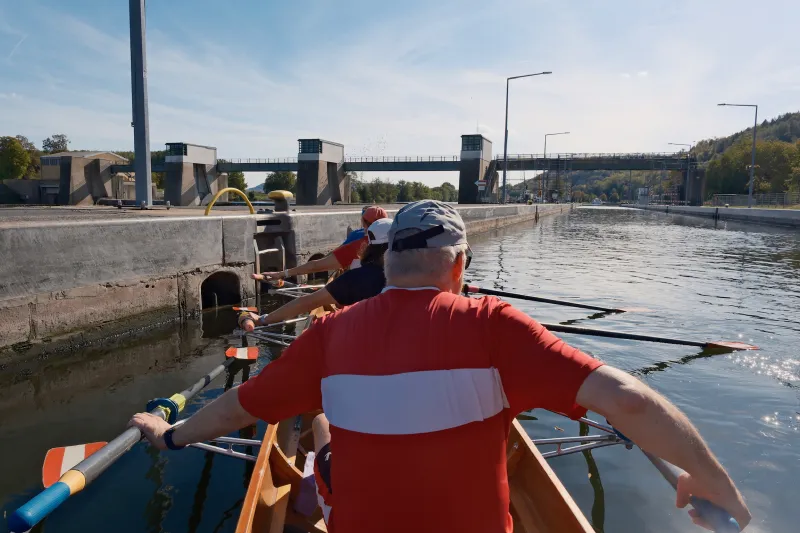 Die Mannschaft hält sich in der Schleuse an der Kammerwand fest