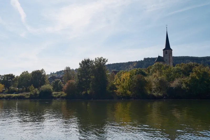 Dorf mit Kirchturm am Mainufer auf der Rückfahrt nach Karlstadt