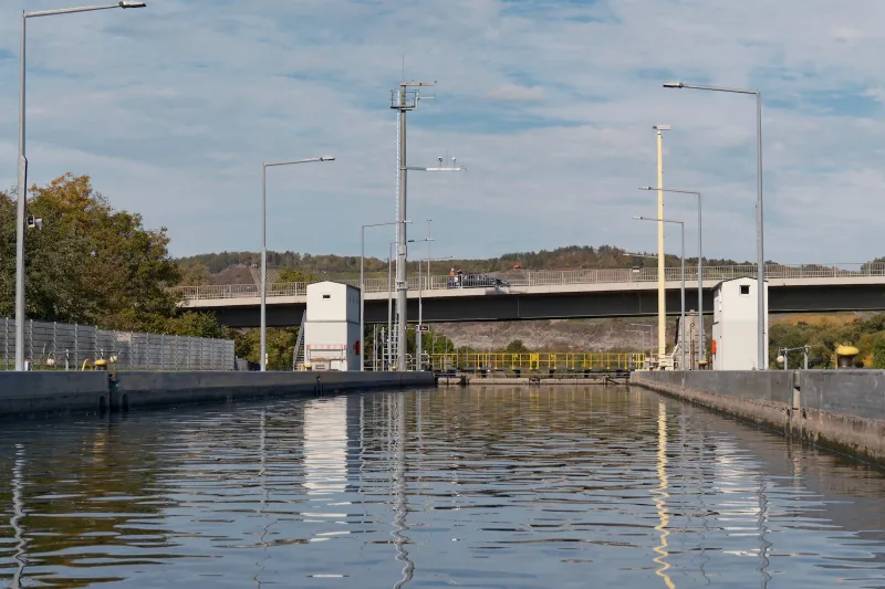 In der Schleusenkammer: Blick auf das Schleusentor und die Straßenbrücke