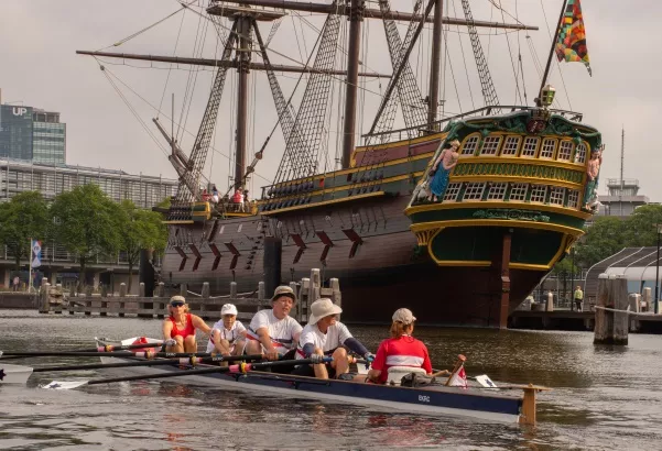 Ruderboote der FRGS und des EKRC auf einem niederländischen Kanal 2022