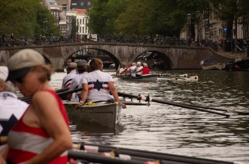 Ruderboote der FRGS und des EKRC auf einem niederländischen Kanal 2022